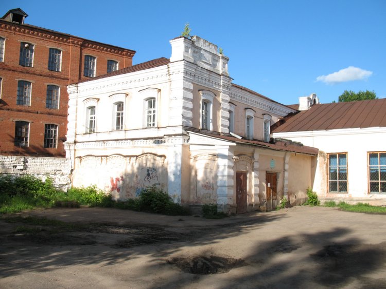 Церковь Илии Пророка, Шуя (Шуйский район, Ивановская область). дополнительная информация, жилой корпус (прежде Ильинская церковь –подворье Николо-Шартомского монастыря), был в одной ограде с храмом.