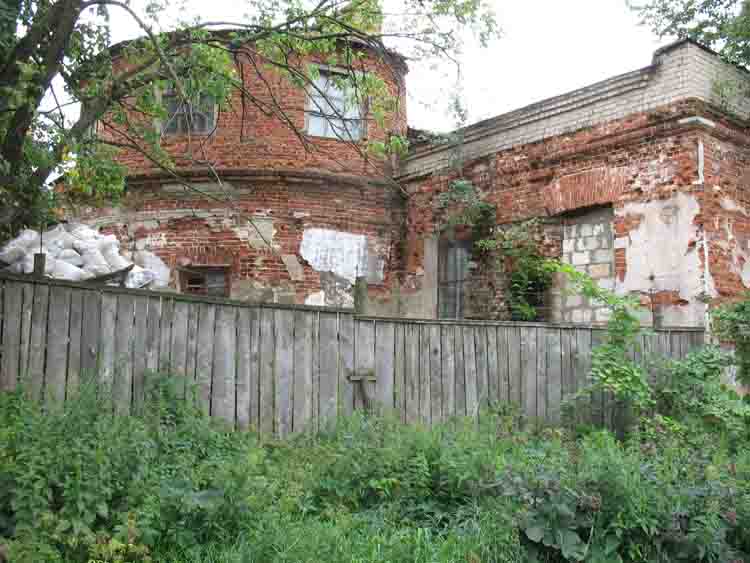 Церковь Георгия Победоносца, Шуя (Шуйский район, Ивановская область). фасады, Фрагмент зимней церкви Георгия Великомученника (1703 г.). В центре - апсида Георгиевского храма (с пристройкой на втором этаже), в правой части - придел (1838г.) 