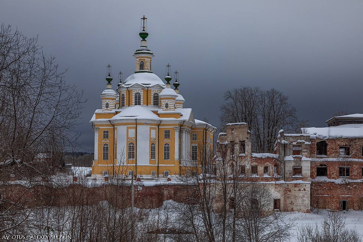 Справа - руины Успенской церкви, общий вид в ландшафте. Спасо-Суморин монастырь. Собор Вознесения Господня, Тотьма (Тотемский район, Вологодская область)