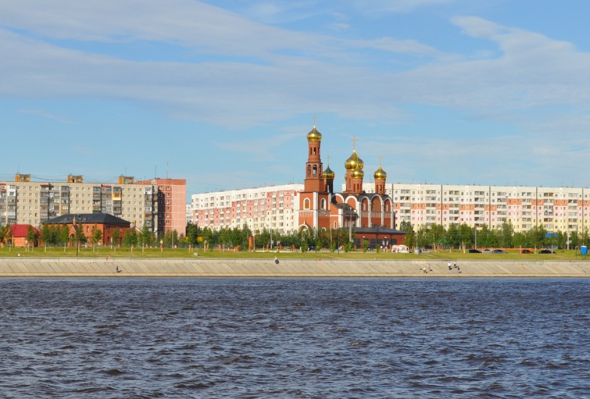 Церковь Рождества Христова, Нижневартовск (Нижневартовский район и г. Нижневартовск, Ханты-Мансийский автономный округ). общий вид в ландшафте, Вид на Храм с Оби