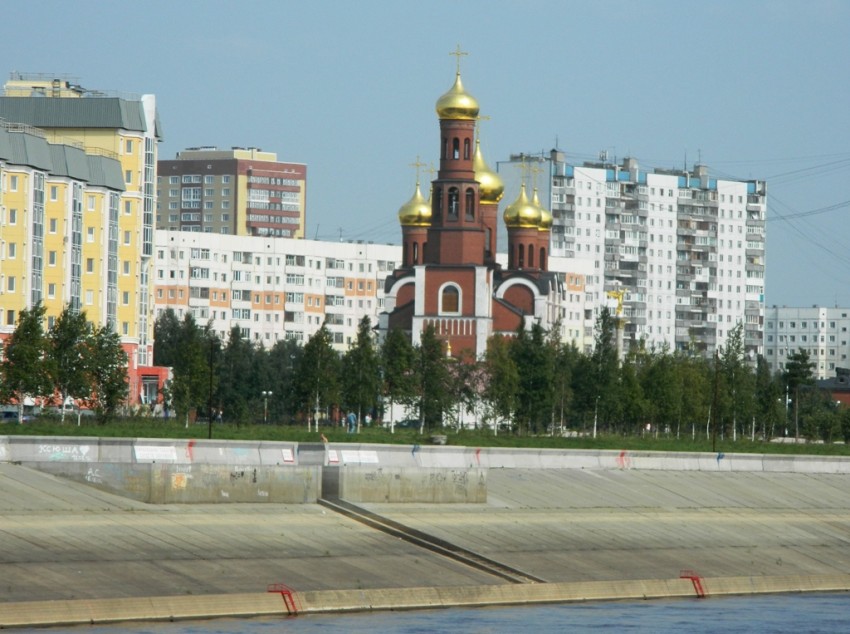 Церковь Рождества Христова, Нижневартовск (Нижневартовский район и г. Нижневартовск, Ханты-Мансийский автономный округ). общий вид в ландшафте