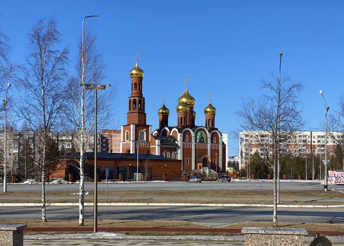 Церковь Рождества Христова, Нижневартовск (Нижневартовский район и г. Нижневартовск, Ханты-Мансийский автономный округ). общий вид в ландшафте, Вид с набережной