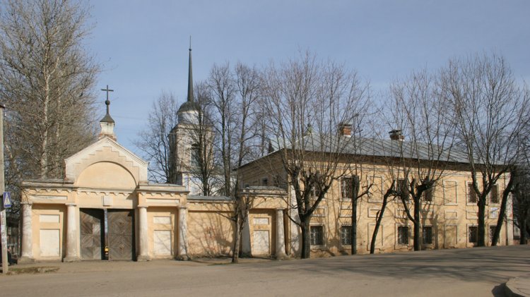 Аркадиевский монастырь, Вязьма (Вяземский район, Смоленская область). дополнительная информация, Сохранившиеся постройки, ворота и богадельня вид с юга