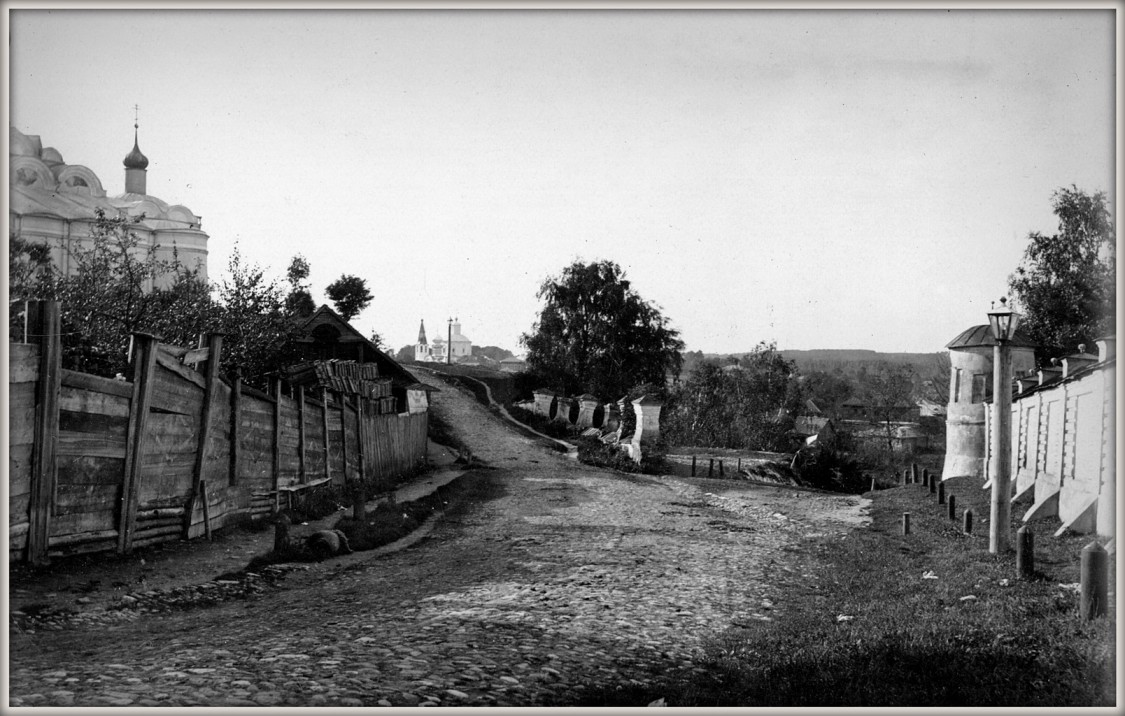 Вязьма. Аркадиевский монастырь. архивная фотография, Ограда монастыря и вид сохранившейся башенки до революции