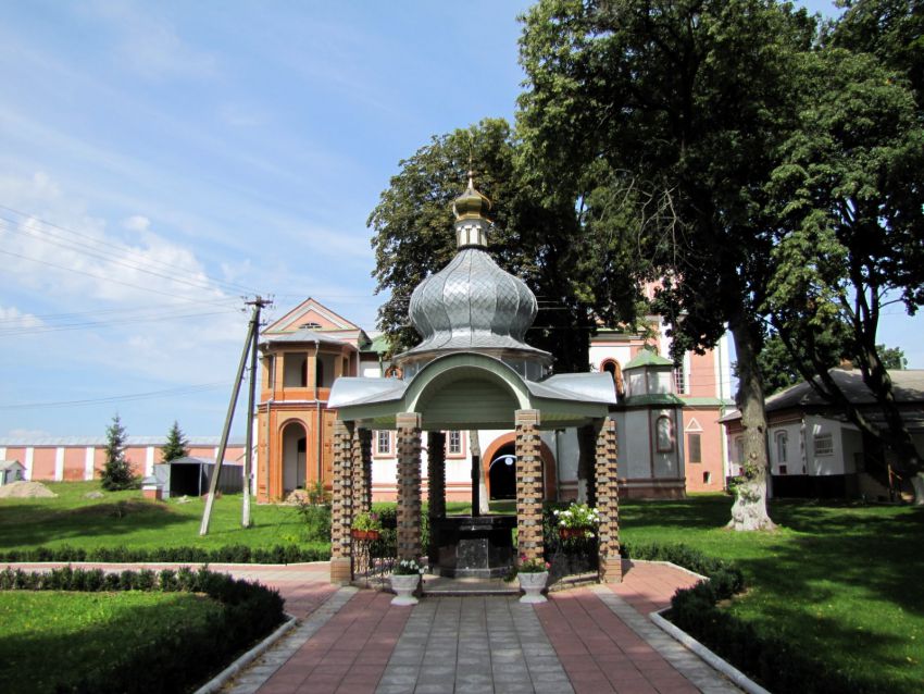 Троицкий Густынский монастырь, Густыня (Прилуцкий район, Украина, Черниговская область). общий вид в ландшафте, У монастырского источника