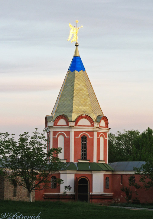 Троицкий Густынский монастырь, Густыня (Прилуцкий район, Украина, Черниговская область). фасады, Юго-восточная башня ограды монастыря. Вид с территории монастыря.