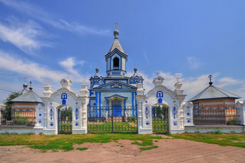 Церковь Трёх Святителей, Прилуки (Прилуцкий район, Украина, Черниговская область). общий вид в ландшафте