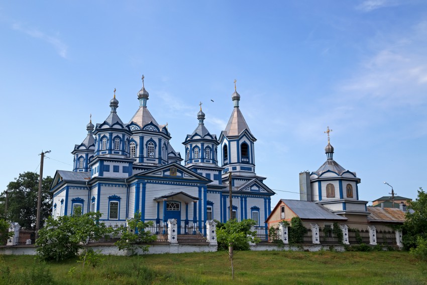 Прилуки. Церковь Трёх Святителей. фасады