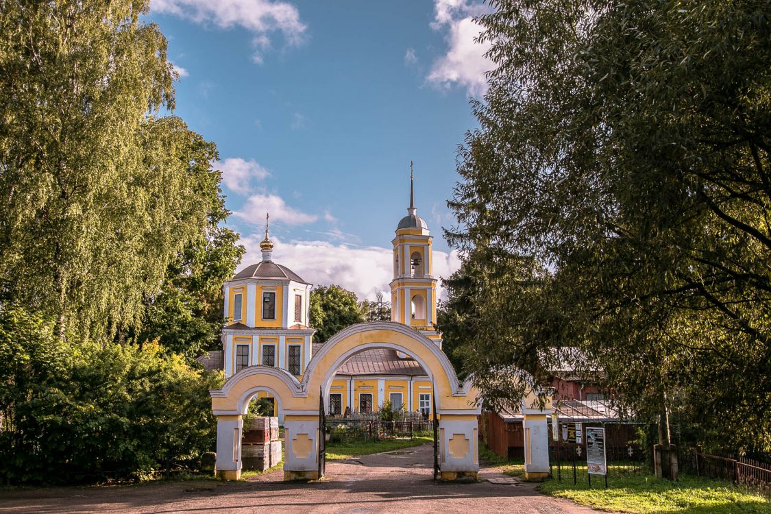 Церковь Вознесения Господня, Гагарин (Гагаринский район, Смоленская область). общий вид в ландшафте