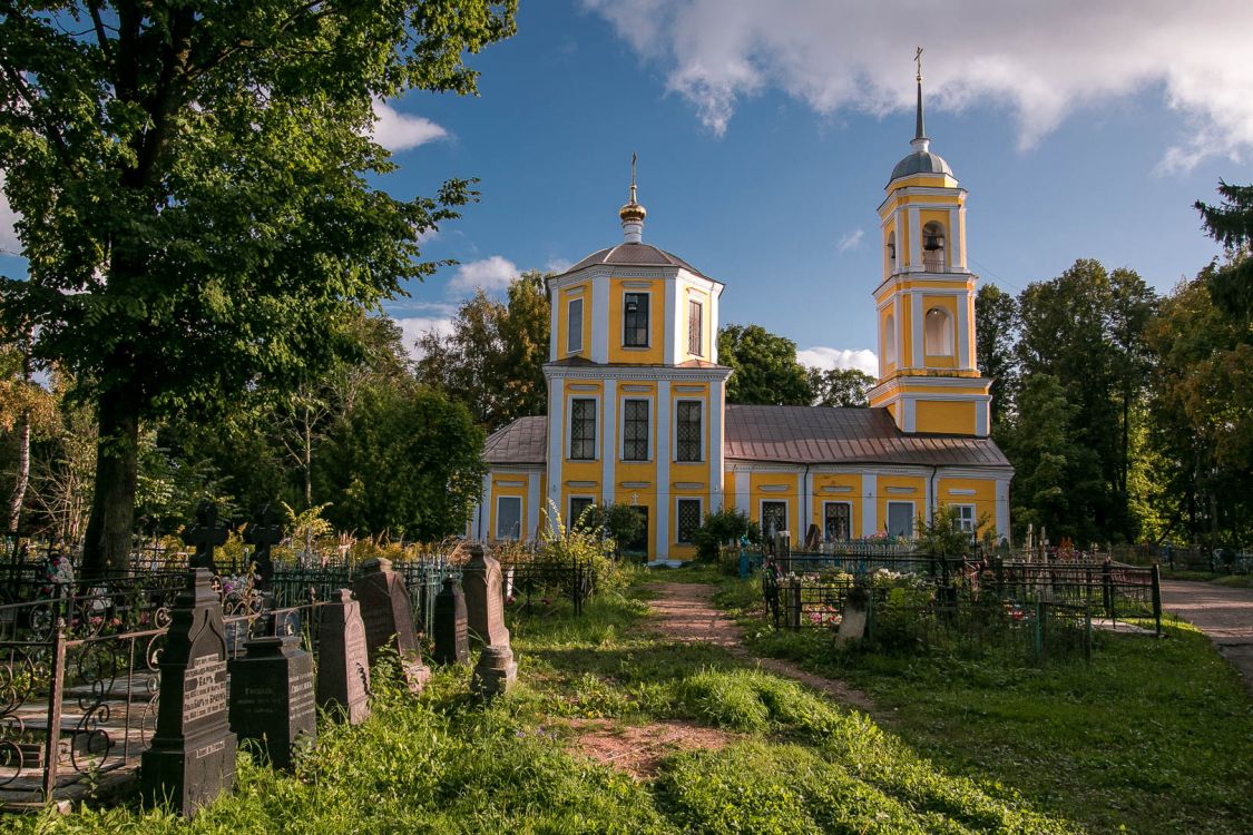 Гагарин. Церковь Вознесения Господня. общий вид в ландшафте