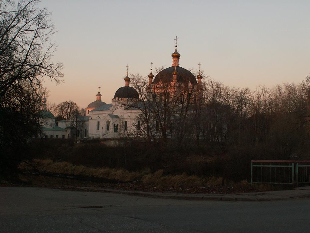 Храмовый комплекс. Собор Благовещения Пресвятой Богородицы и церкви Тихвинская и Скорбященская, Гагарин (Гагаринский район, Смоленская область). общий вид в ландшафте