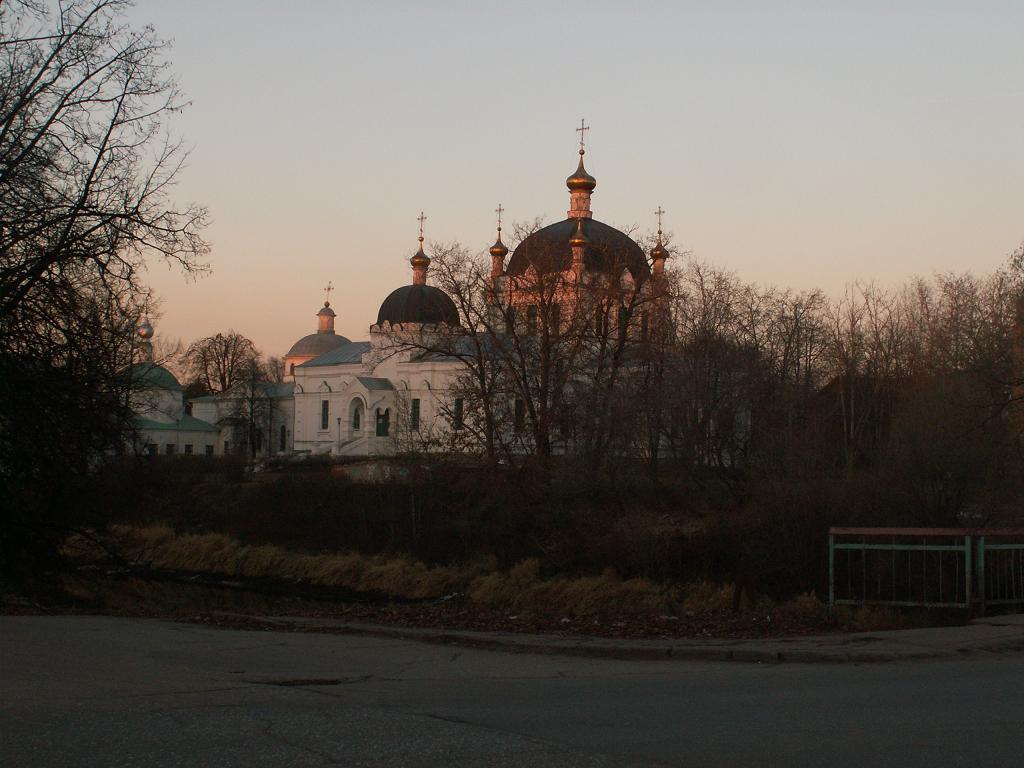 Гагарин. Храмовый комплекс. Собор Благовещения Пресвятой Богородицы и церкви Тихвинская и Скорбященская. общий вид в ландшафте