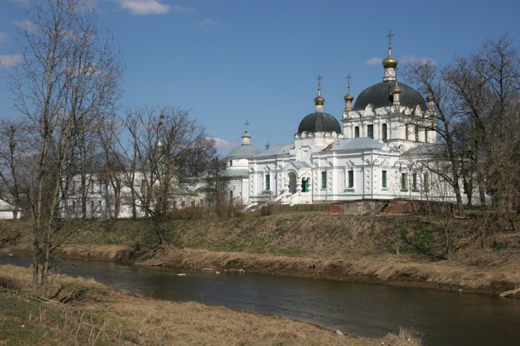 Гагарин. Храмовый комплекс. Собор Благовещения Пресвятой Богородицы и церкви Тихвинская и Скорбященская. общий вид в ландшафте