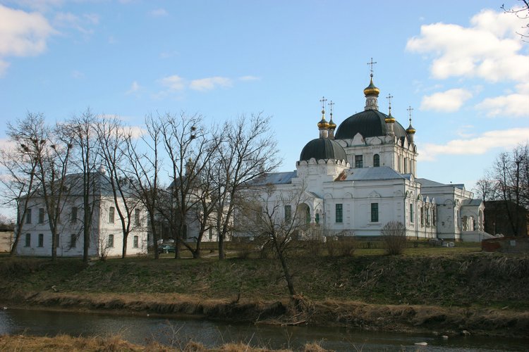 Храмовый комплекс. Собор Благовещения Пресвятой Богородицы и церкви Тихвинская и Скорбященская, Гагарин (Гагаринский район, Смоленская область). общий вид в ландшафте