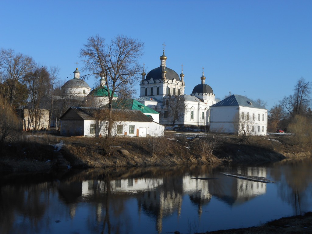 Гагарин. Храмовый комплекс. Собор Благовещения Пресвятой Богородицы и церкви Тихвинская и Скорбященская. общий вид в ландшафте