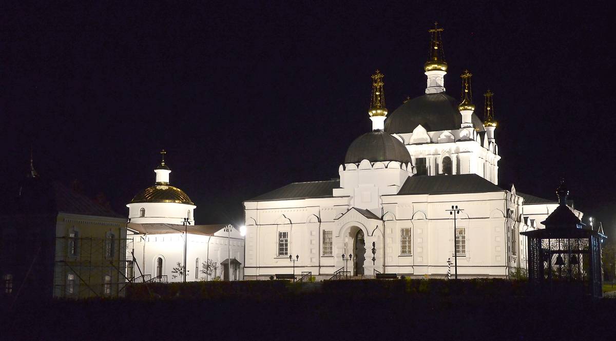 художественные фотографии. Храмовый комплекс. Собор Благовещения Пресвятой Богородицы и церкви Тихвинская и Скорбященская, Гагарин (Гагаринский район, Смоленская область)