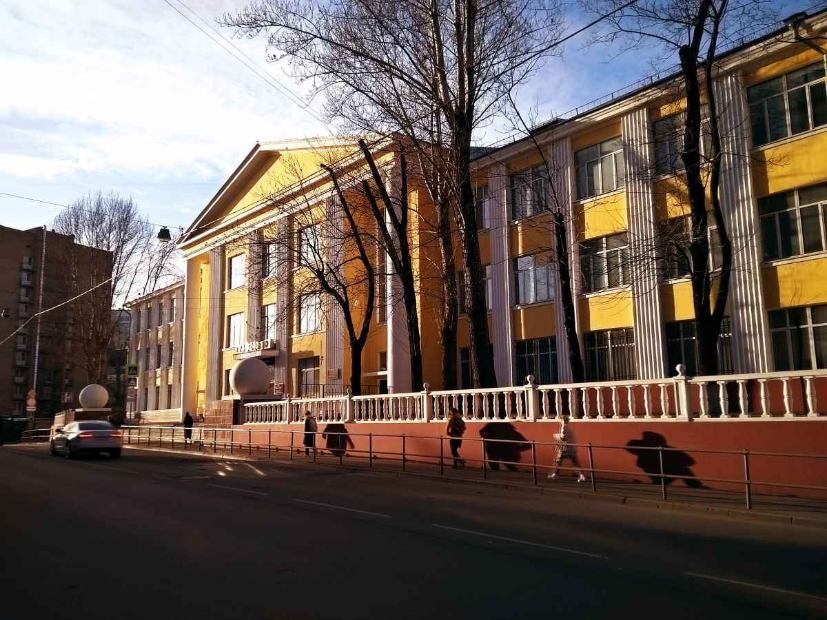 Домовая церковь Константина и Елены при Государственном университете по землеустройству, Басманный (Центральный административный округ (ЦАО), г. Москва). фасады