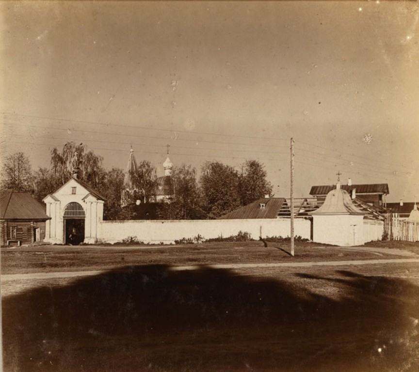 Макариев Решемский монастырь, Решма (Кинешемский район, Ивановская область). архивная фотография, С. М. Прокудин-Горский. Решма. Вход в женский монастырь [