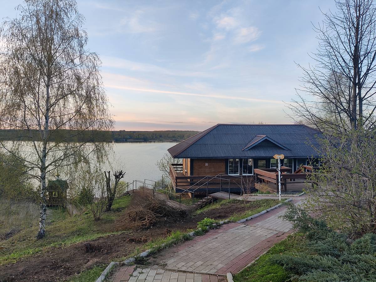 Общий вид монастырской трапезной от Никольского храма., общий вид в ландшафте. Макариев Решемский монастырь, Решма (Кинешемский район, Ивановская область)