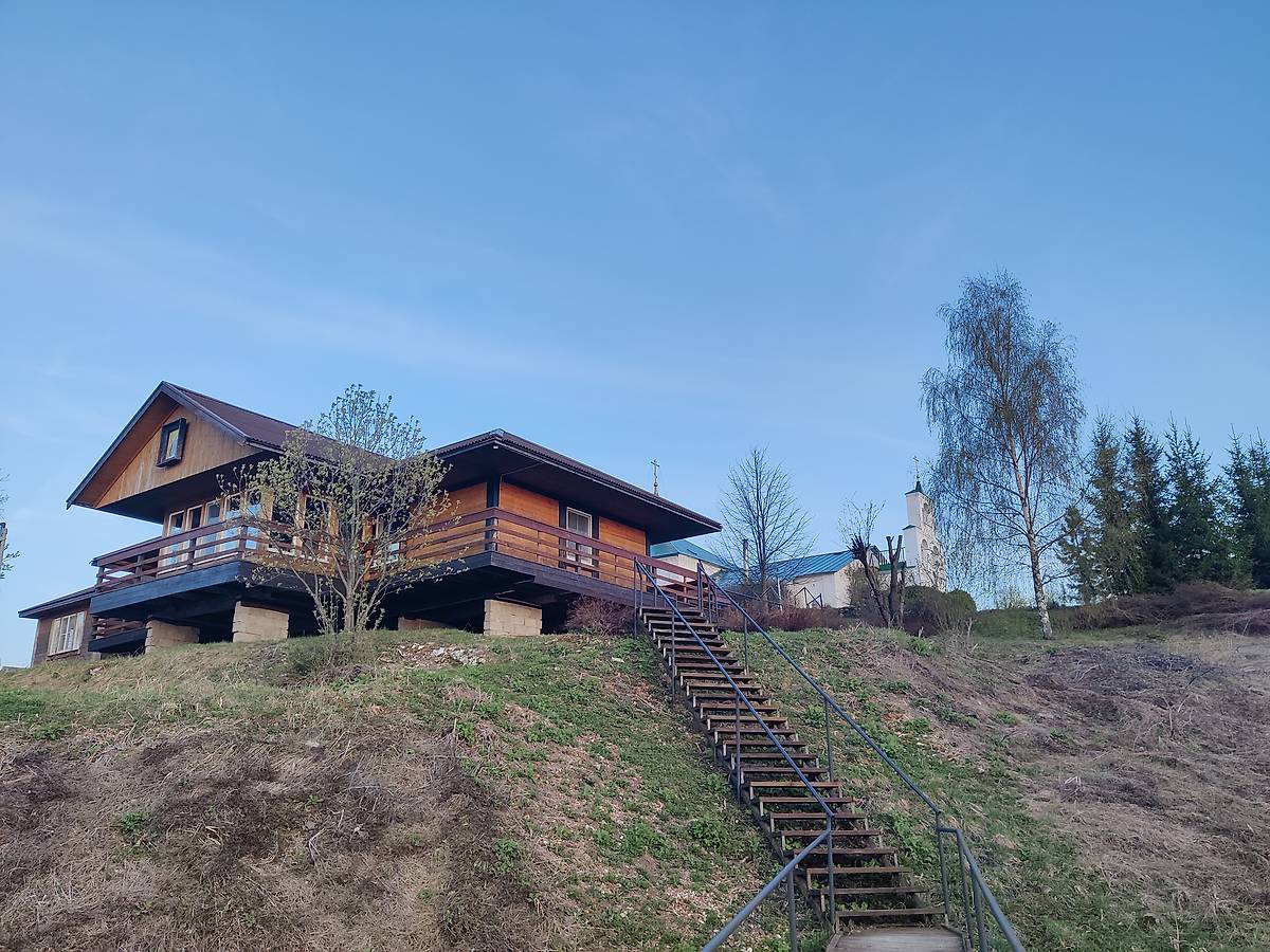 Вид на монастырскую трапезную от реки Волги, общий вид в ландшафте. Макариев Решемский монастырь, Решма (Кинешемский район, Ивановская область)