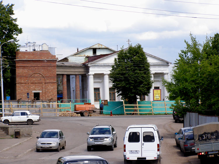 Уфа. Церковь Спаса Нерукотворного Образа. документальные фотографии, Идёт снос недавно построенной колокольни. Уже разобран верхний ярус.