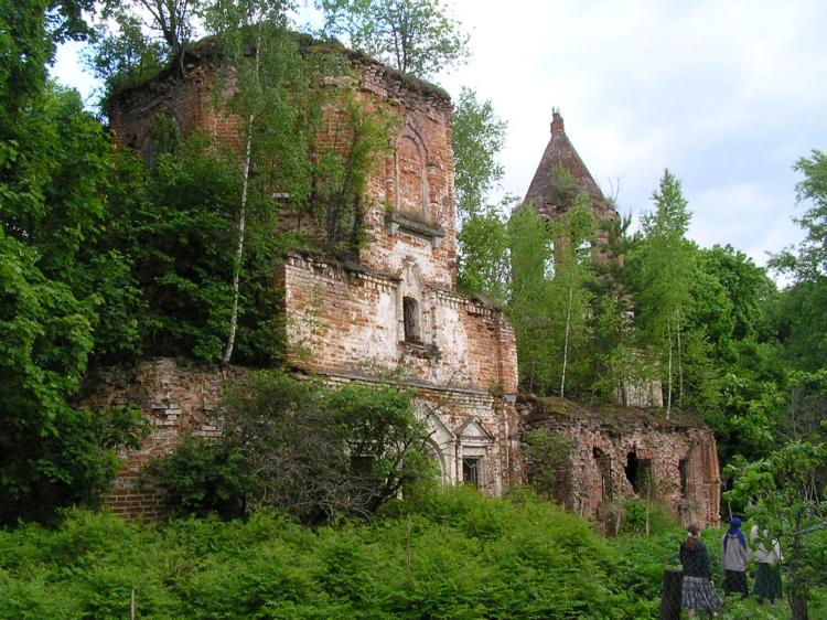 Церковь Николая Чудотворца, Никольское (Малоярославецкий район, Калужская область). фасады, Общий вид церкви с дороги.