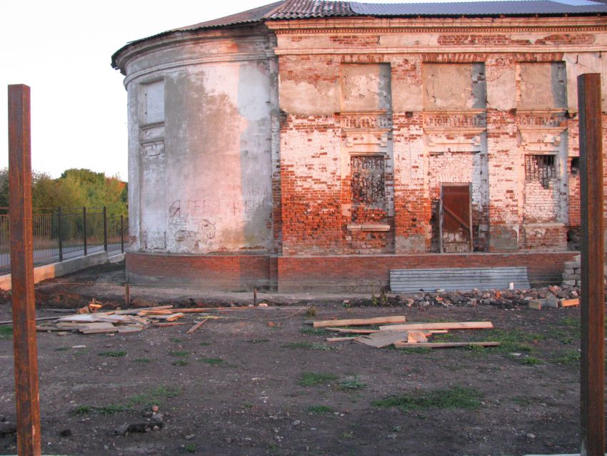 Церковь Михаила Архангела, Красные Буйцы (Богородицкий район, Тульская область). фасады, Видно что уже фундамент укреплён во круг храма.