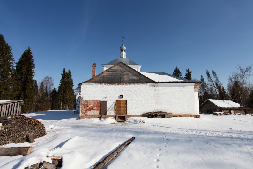 Церковь Воскресения Христова, Воскресенское (Любимский район, Ярославская область). фасады, Вход в храм:утрачены колокольня и левый придел.