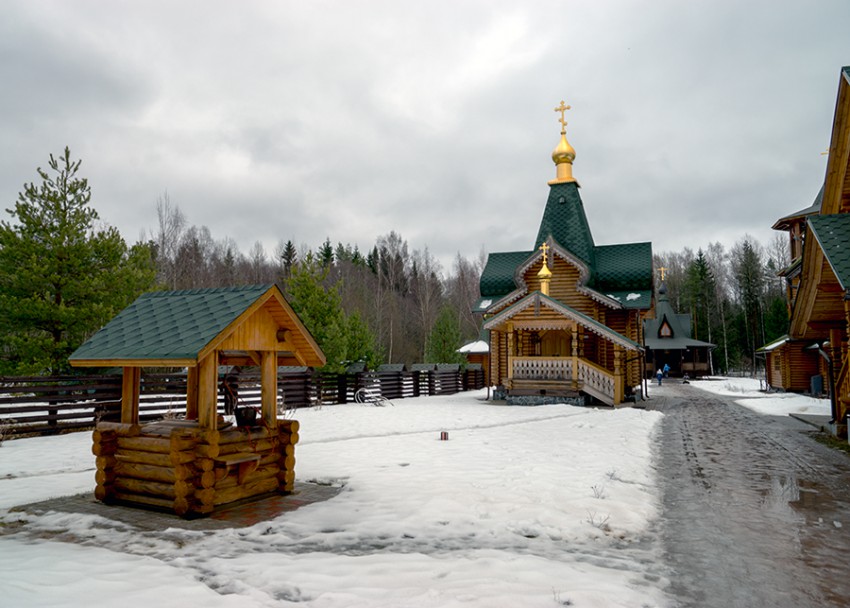 Коркино. Троицкая Александро-Невская лавра. Скит Андрея Первозванного. фасады, Колодец и церковь мученицы Евгении.