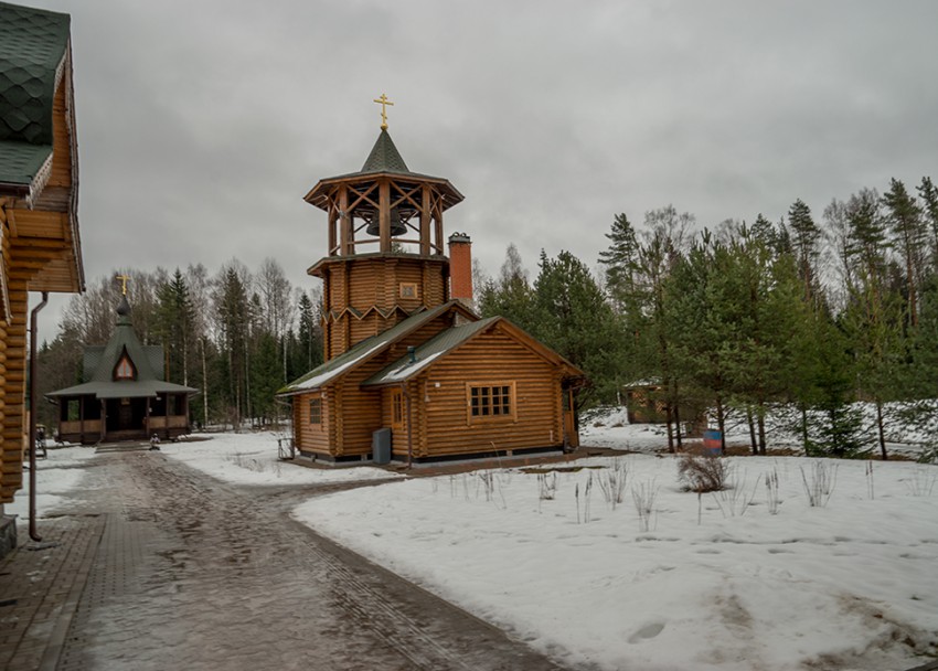 Троицкая Александро-Невская лавра. Скит Андрея Первозванного, Коркино (Всеволожский район, Ленинградская область). архитектурные детали, Деревянная колокольня и церковь Зосимы и Савватия.