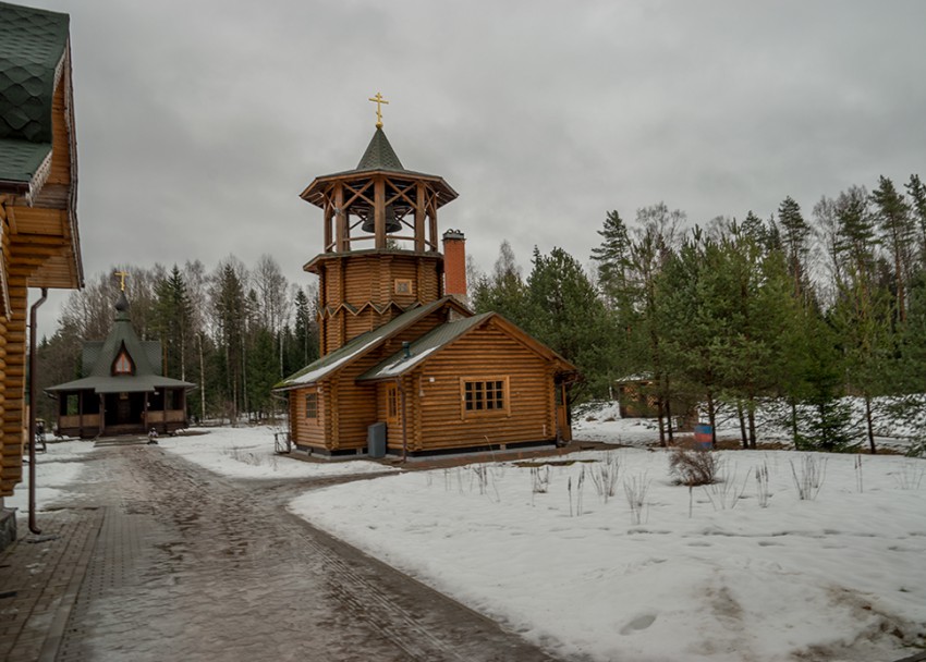 Коркино. Троицкая Александро-Невская лавра. Скит Андрея Первозванного. архитектурные детали, Деревянная колокольня и церковь Зосимы и Савватия.