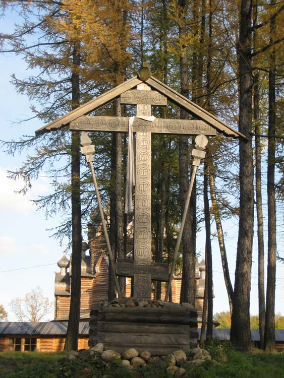 Церковь Покрова Пресвятой Богородицы, Невский Парклесхоз (Всеволожский район, Ленинградская область). дополнительная информация, Крест у дороги
