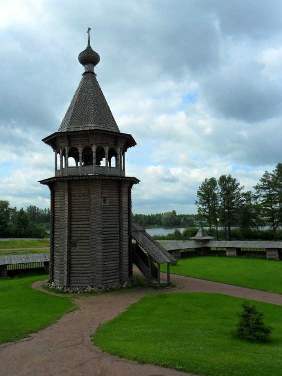 Церковь Покрова Пресвятой Богородицы, Невский Парклесхоз (Всеволожский район, Ленинградская область). фасады, Колокольня построена в 2007 г. по обмерам колокольни (1670-ые гг.) Нижне-Уфтюгского погоста Красноборского района Архангельской области.