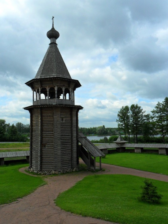 Невский Парклесхоз. Церковь Покрова Пресвятой Богородицы. фасады, Колокольня построена в 2007 г. по обмерам колокольни (1670-ые гг.) Нижне-Уфтюгского погоста Красноборского района Архангельской области.