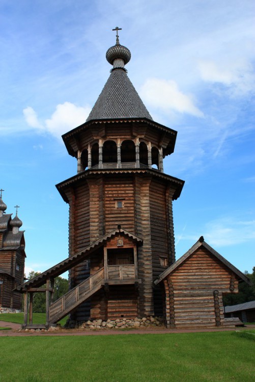 Церковь Покрова Пресвятой Богородицы, Невский Парклесхоз (Всеволожский район, Ленинградская область). фасады, Колокольня, вид от башни ограды