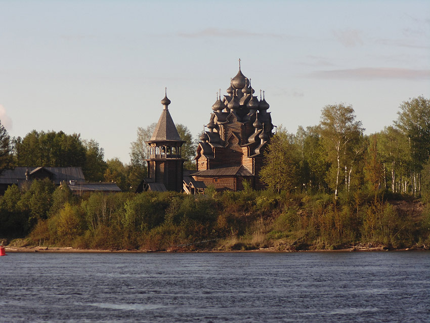 Церковь Покрова Пресвятой Богородицы, Невский Парклесхоз (Всеволожский район, Ленинградская область). общий вид в ландшафте, Вид с левого берега Невы, с окраины Усть-Ижоры
