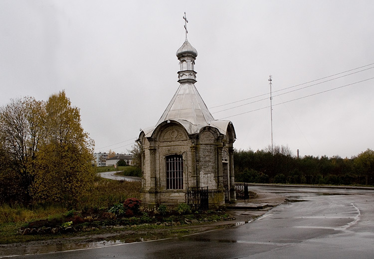 Часовня Спаса Всемилостивого, Горная Шальдиха (Кировский район, Ленинградская область). фасады, Вид на развилке дороги на Путилово