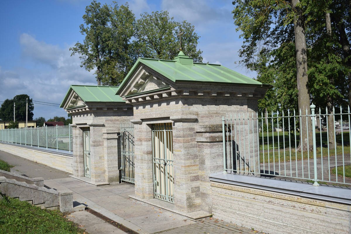 Церковь Тихвинской иконы Божией Матери, Путилово (Кировский район, Ленинградская область). дополнительная информация, Ворота церковного сада