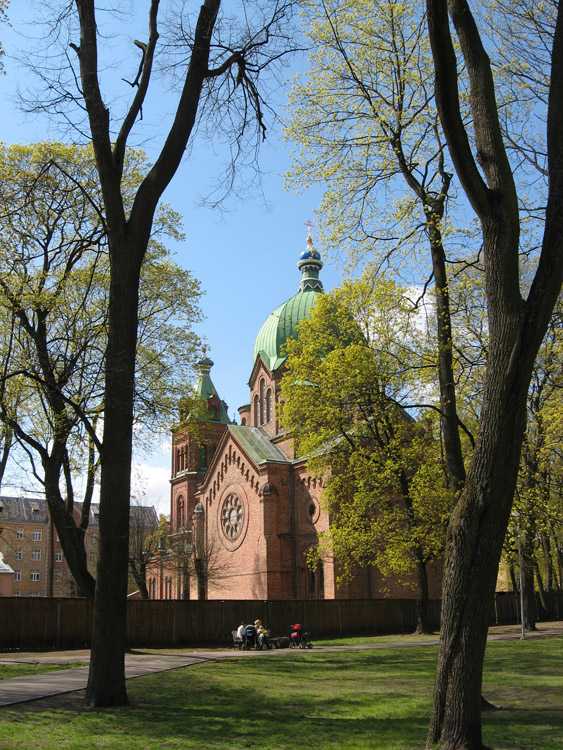 Рига. Церковь Всех Святых. общий вид в ландшафте, Общий вид со стороны парка (бывшего кладбища)