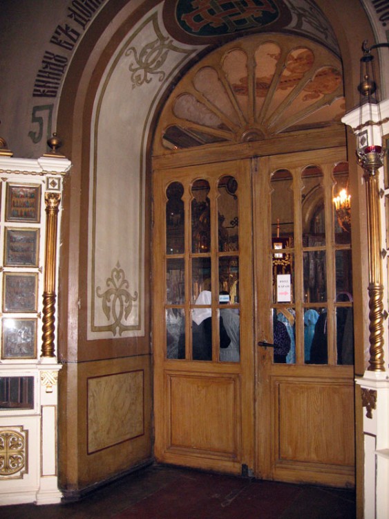 Рига. Церковь Всех Святых. интерьер и убранство, Двери между притвором и трапезной частью храма.