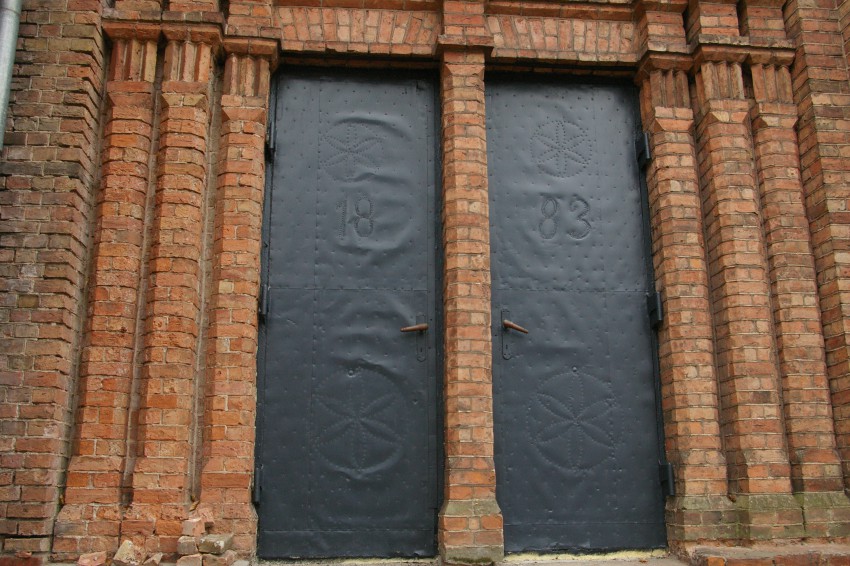 Рига. Церковь Всех Святых. архитектурные детали, Северный выход, дата не постройки церкви, а облицовки дверей металлом