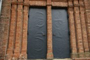 Церковь Всех Святых, Северный выход, дата не постройки церкви, а облицовки дверей металлом<br>, Рига, Рига, город, Латвия