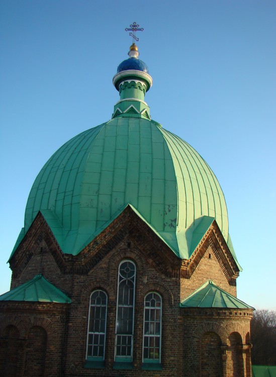 Рига. Церковь Всех Святых. архитектурные детали, Крест на главном куполе храма. Вид из окна колокольни