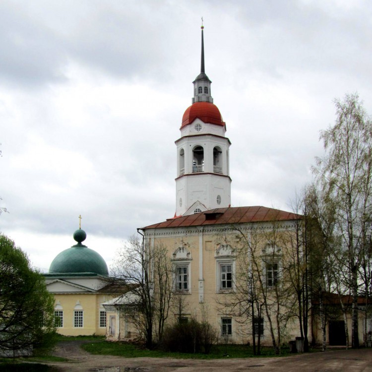 Храмовый комплекс. Церкви Воскресения Христова и Успения Пресвятой Богородицы, Тотьма (Тотемский район, Вологодская область). фасады, вид с севера, на ближнем плане - Воскресенская церковь