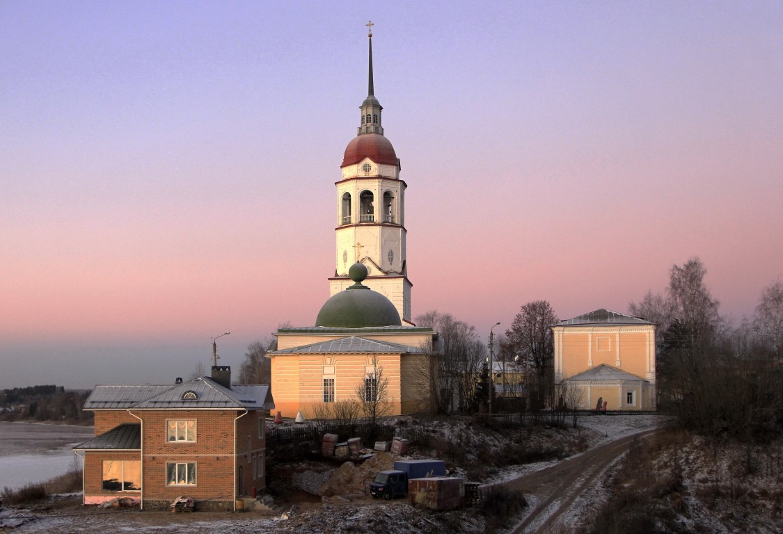 Храмовый комплекс. Церкви Воскресения Христова и Успения Пресвятой Богородицы, Тотьма (Тотемский район, Вологодская область). фасады, Вид с востока, на рассвете.