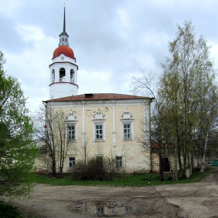Церковь Воскресения Христова, Тотьма (Тотемский район, Вологодская область). фасады, вид с севера, на заднем плане - колокольня Успенской церкви
