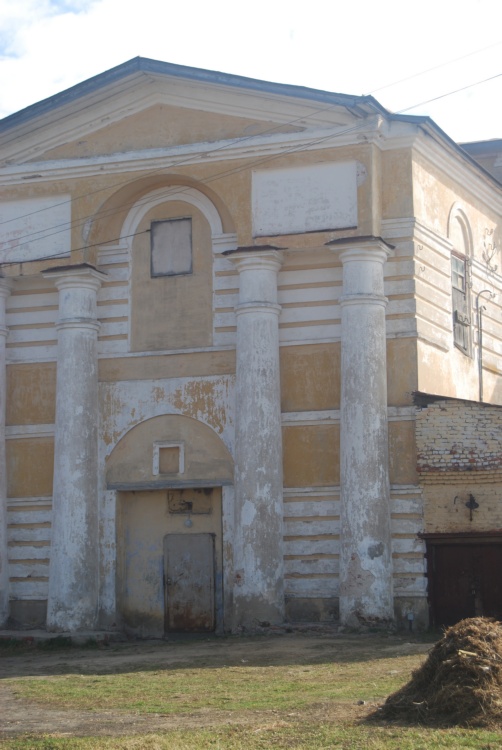Тотьма. Собор Богоявления Господня. фасады, Колонны и ныне закрытый вход в  Церковь (вид с западной стороны)