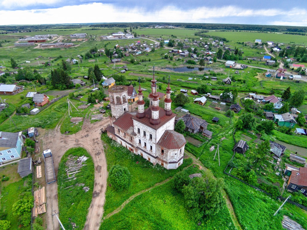 Варницы. Церковь Воскресения Христова. общий вид в ландшафте