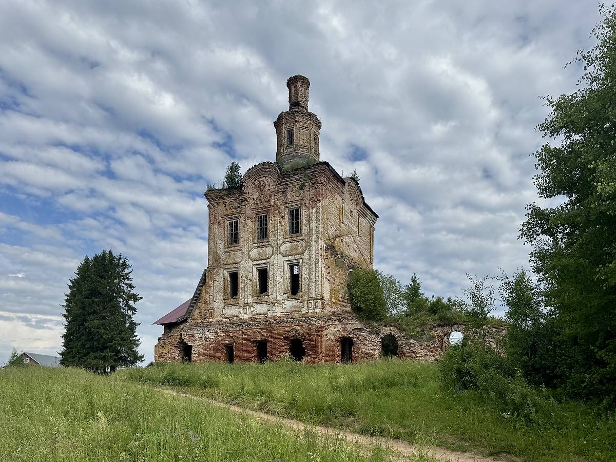 Вид с юго-востока, фасады. Церковь Воскресения Христова, Медведево (Тотемский район, Вологодская область)