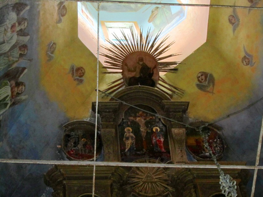Церковь Покрова Пресвятой Богородицы, Устье (Тотемский район, Вологодская область). интерьер и убранство, завершение иконостаса главного объема